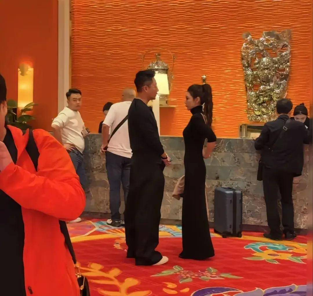 为马筱梅挑选鞋子 网友：筱梅好瘦AG旗舰厅汪小菲夫妇香港K11购物(图2)