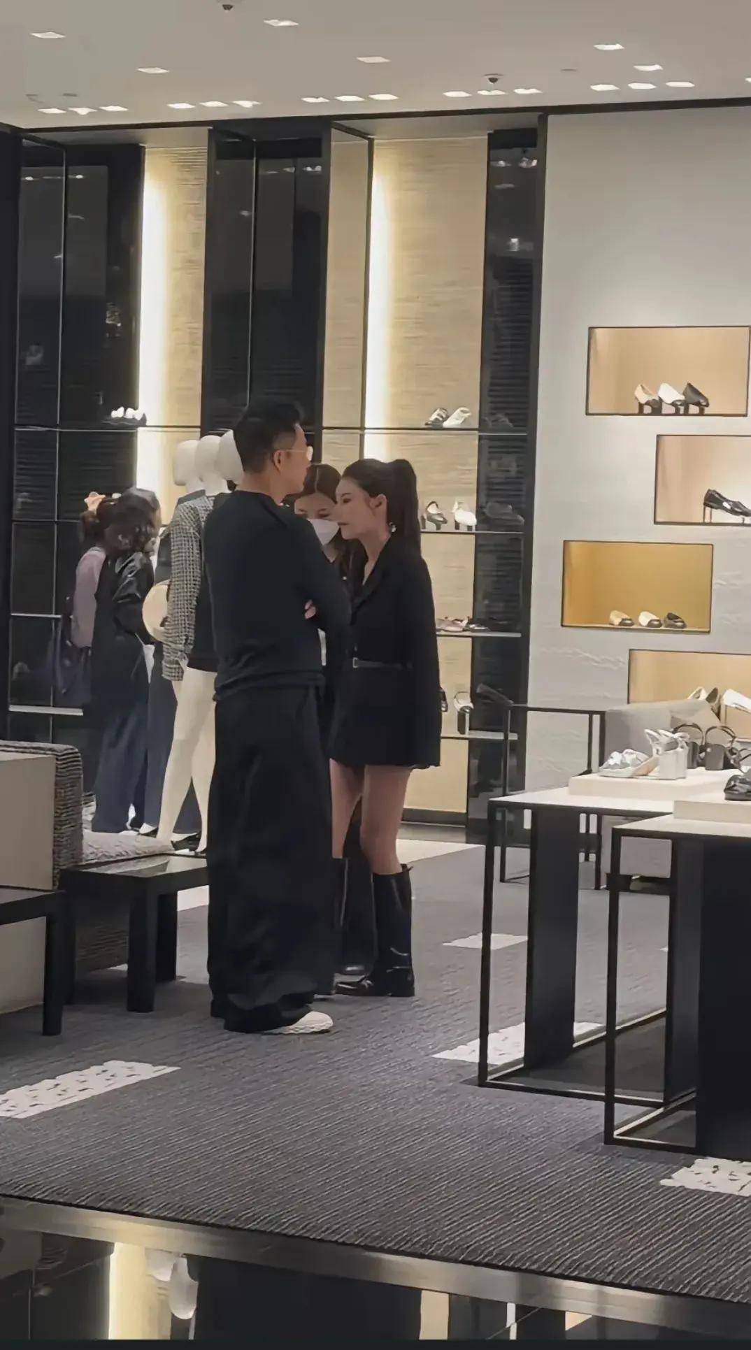为马筱梅挑选鞋子 网友：筱梅好瘦AG旗舰厅汪小菲夫妇香港K11购物(图3)