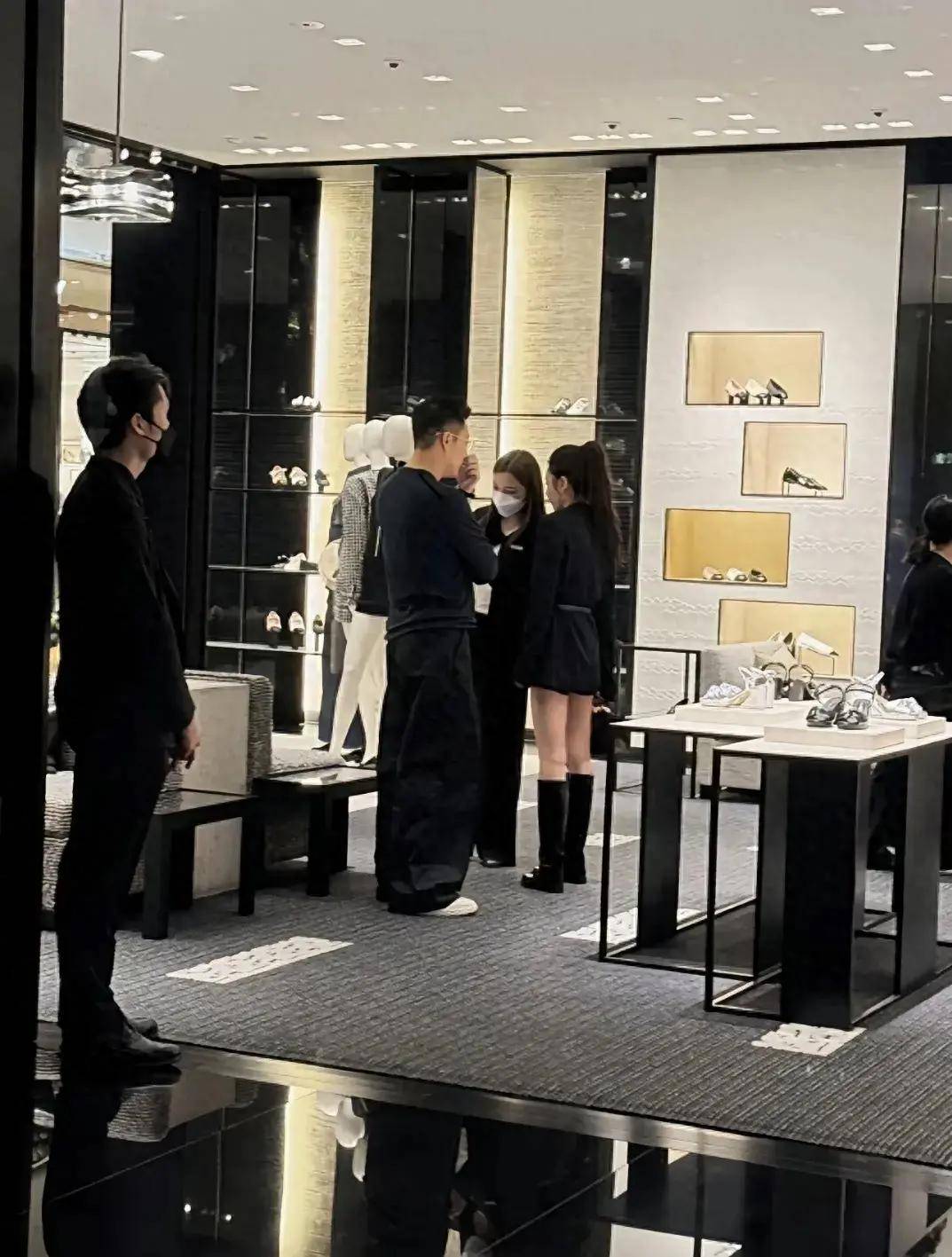 为马筱梅挑选鞋子 网友：筱梅好瘦AG旗舰厅汪小菲夫妇香港K11购物(图5)