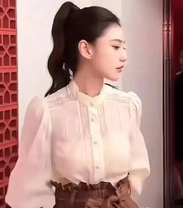 为马筱梅挑选鞋子 网友：筱梅好瘦AG旗舰厅汪小菲夫妇香港K11购物(图8)