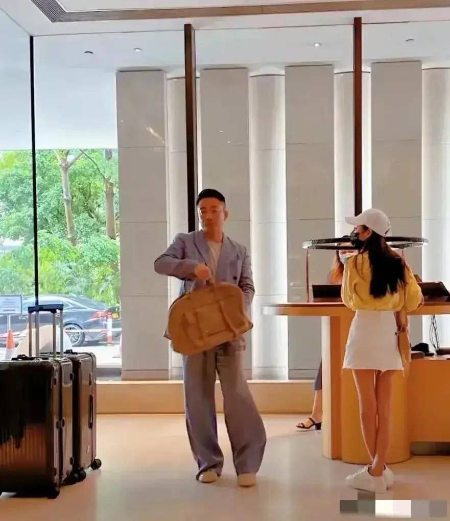 为马筱梅挑选鞋子 网友：筱梅好瘦AG旗舰厅汪小菲夫妇香港K11购物(图7)