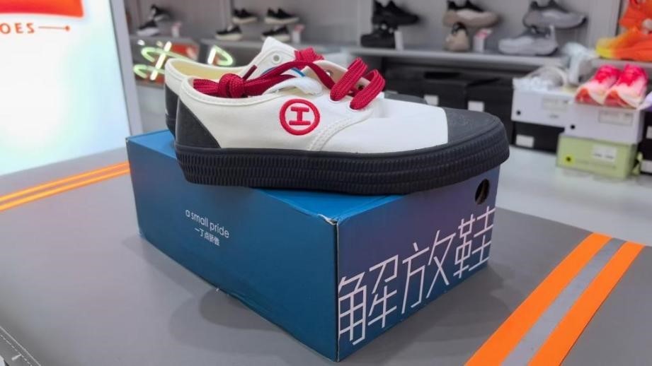 不流行了？还能再成“酷”穿搭的代表吗？AG旗舰厅新闻有观点·行业洞察｜帆布鞋(图3)