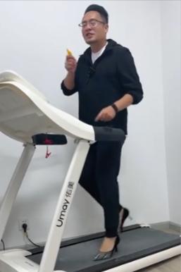 了高跟鞋奇迹般东山再起5个月赚12亿AG旗舰厅平台负债500万后大叔穿上(图12)