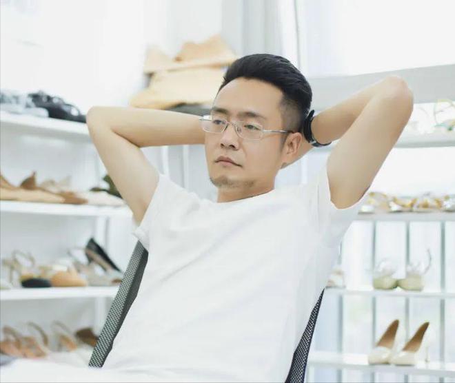了高跟鞋奇迹般东山再起5个月赚12亿AG旗舰厅平台负债500万后大叔穿上(图14)