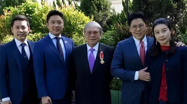 的父亲霍震霆如今还能再次为霍家“争光”A