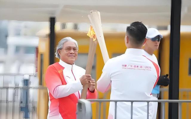 的父亲霍震霆如今还能再次为霍家“争光”AG旗舰厅入口霍启刚未曾料到他79岁(图20)